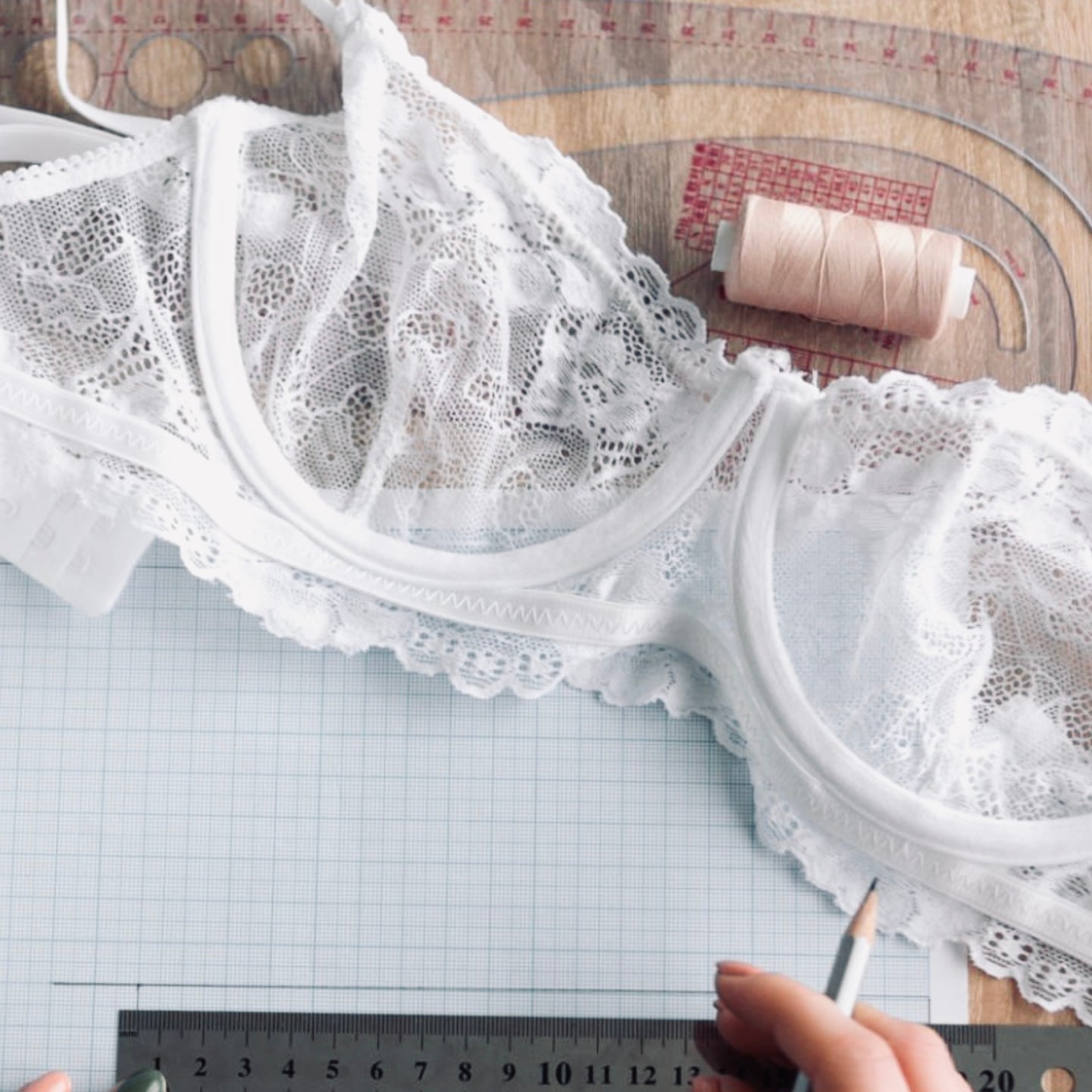 About Us Lace & Lush — free download